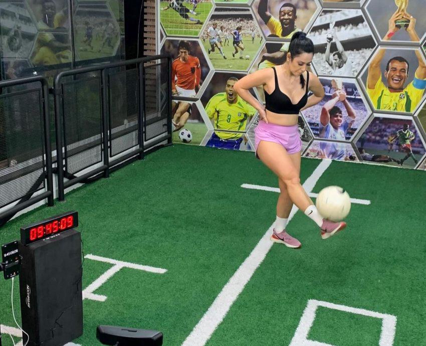 La preciosa brasileña que rompió el récord mundial de dominadas: ¡más de 62 mil toques!