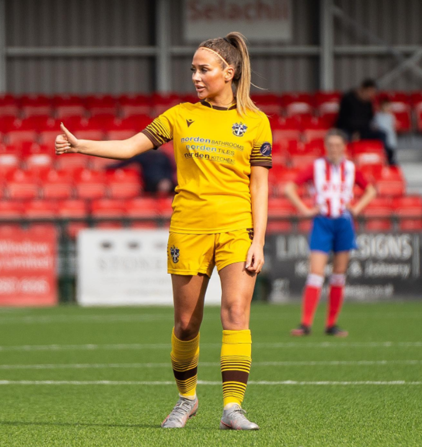 Así es la futbolista que ha sido atacada por su belleza: ‘‘Puedo usar tacones altos y jugar al fútbol’’