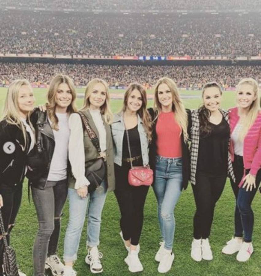 Fiesta, cariño y muchas fotografías: Así celebraron las parejas de los jugadores del Barcelona el título Liga   