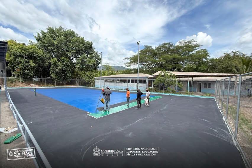 La Villa Olímpica fortalece sus canchas de tenis con reestructuración y pintura