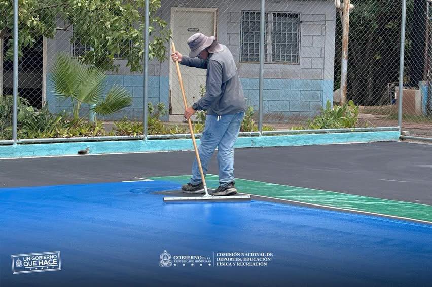 La Villa Olímpica fortalece sus canchas de tenis con reestructuración y pintura