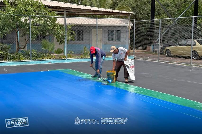 La Villa Olímpica fortalece sus canchas de tenis con reestructuración y pintura