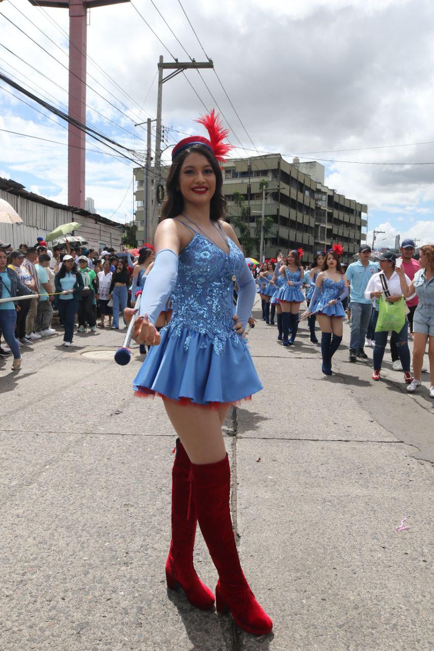 ¿Quién es la palillona de rojo? Hermosas deleitan en los desfiles del 15 de septiembre en Honduras