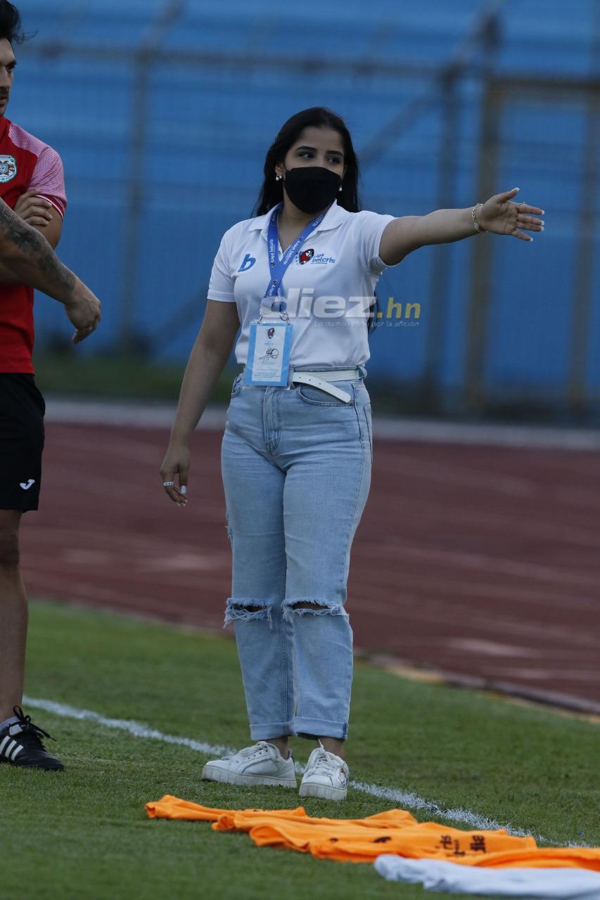 Semifinal llena de bellezas: Las hermosas chicas que engalanaron el Olímpico en el derbi sampedrano