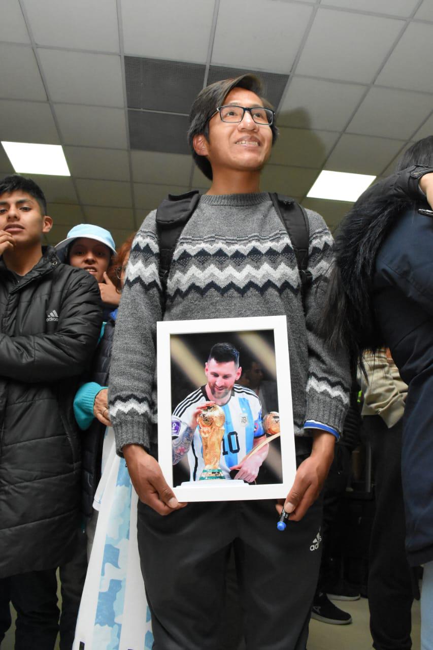 El enorme gesto de Messi en su llegada a La Paz, jugadores con tubos de oxígeno y la bronca que se armó en Bolivia