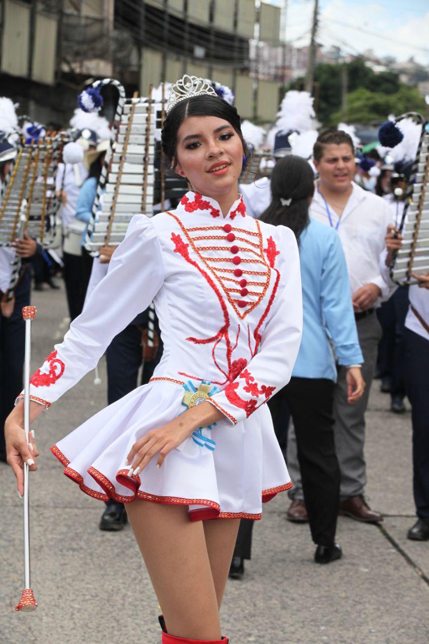 ¿Quién es la palillona de rojo? Hermosas deleitan en los desfiles del 15 de septiembre en Honduras