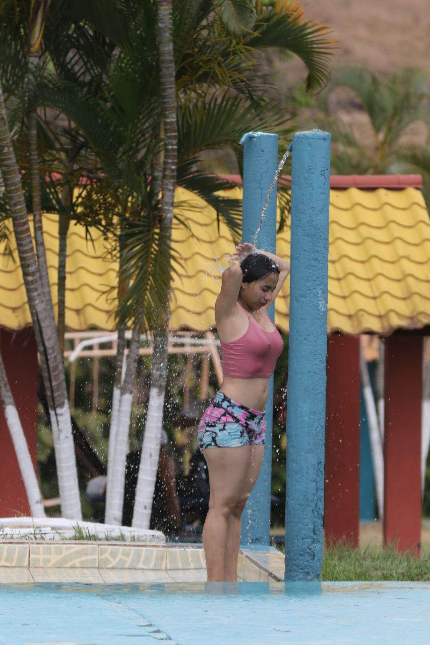 Chicas bonitas, comida y millones de hondureños disfrutan de las playas y balnearios en Semana Santa 2025