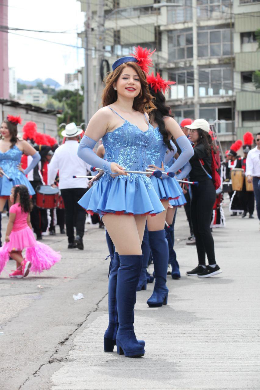 ¿Quién es la palillona de rojo? Hermosas deleitan en los desfiles del 15 de septiembre en Honduras