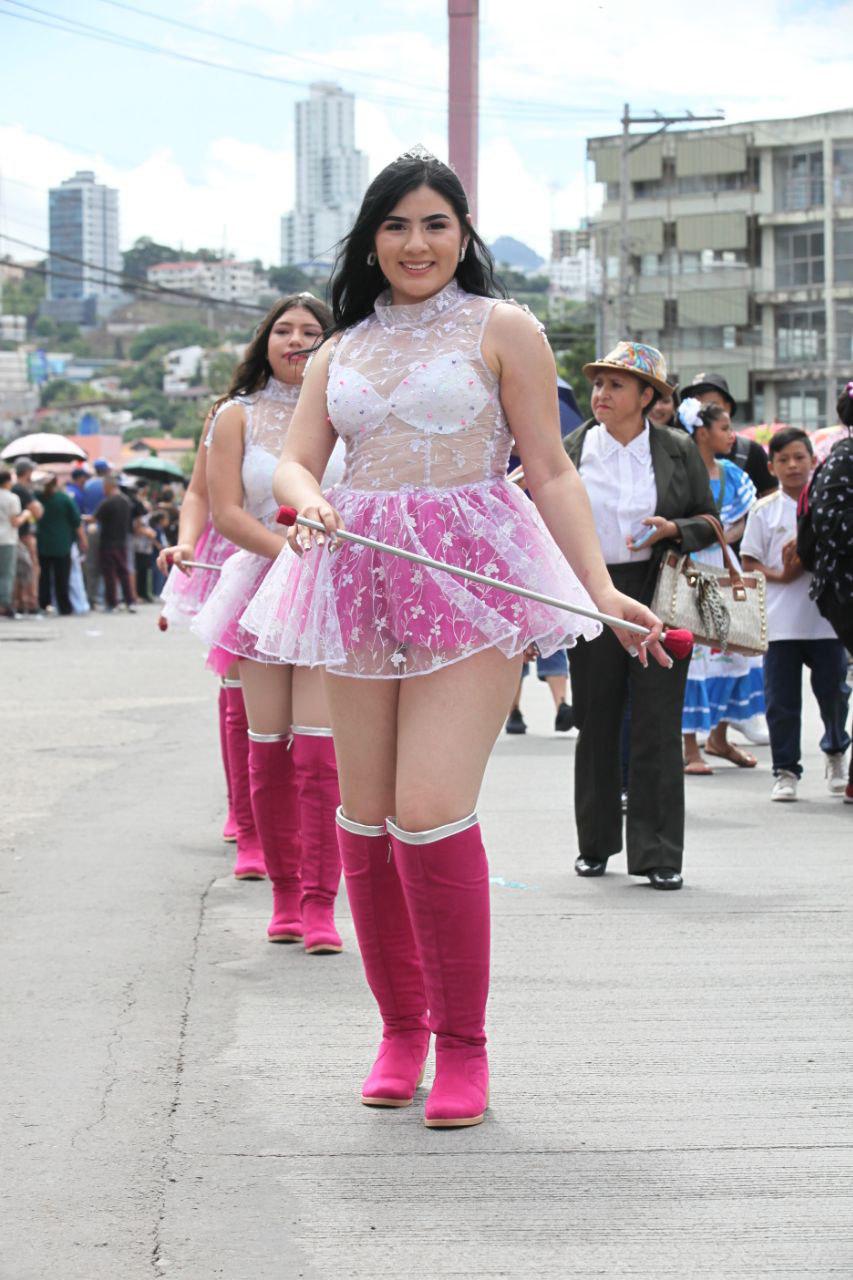 ¿Quién es la palillona de rojo? Hermosas deleitan en los desfiles del 15 de septiembre en Honduras