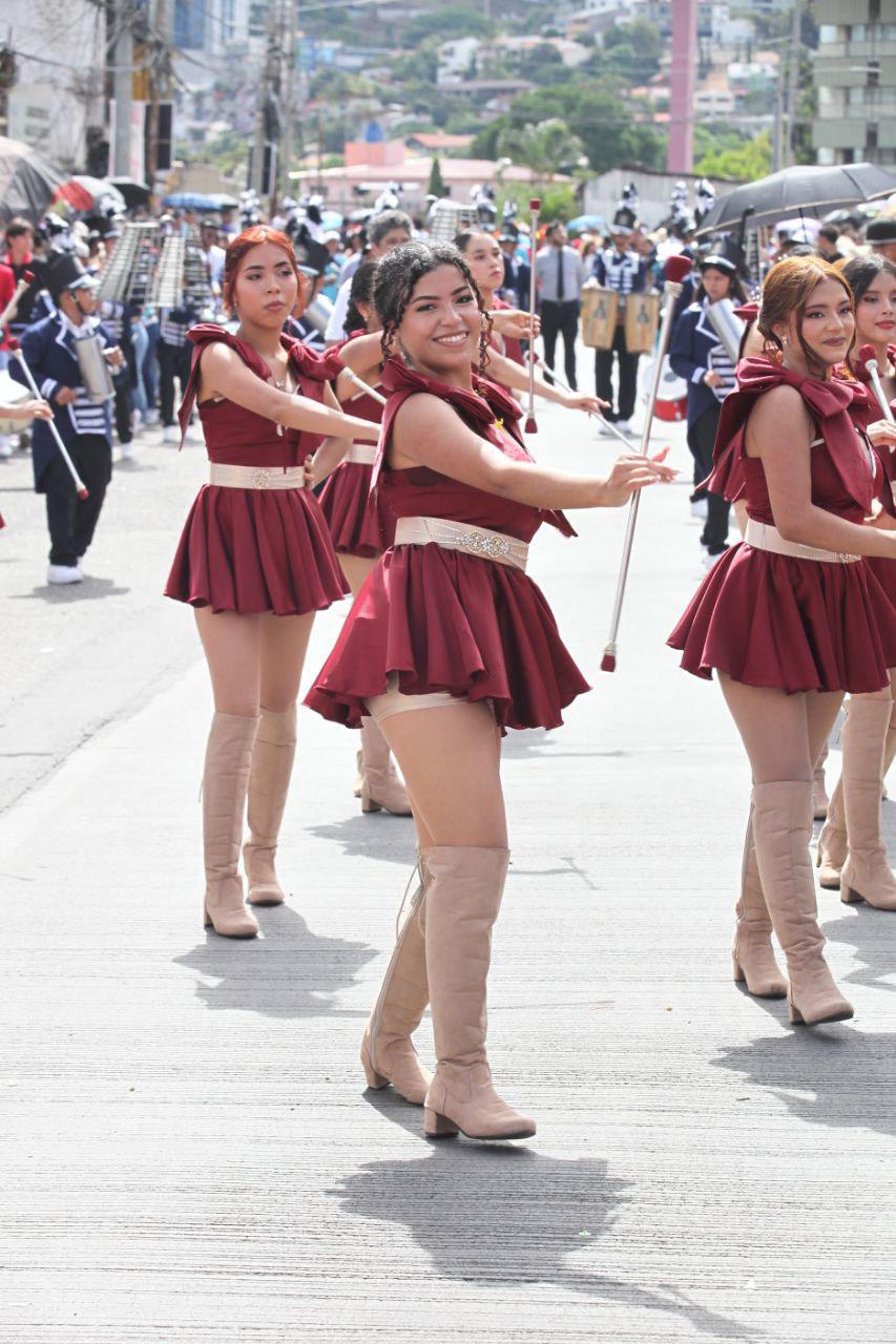 ¿Quién es la palillona de rojo? Hermosas deleitan en los desfiles del 15 de septiembre en Honduras