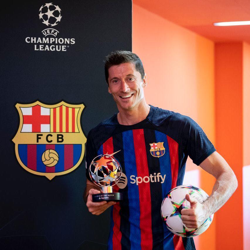 El papelito que recibió Ferran en pleno partido y así fue captada la esposa de Lewandowski en la goleada del Barça en Champions League