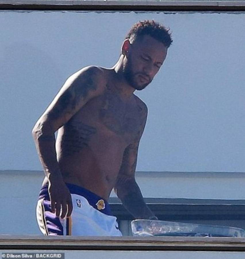 Entre cervezas y amigos, así son las vacaciones de Neymar en Río de Janeiro
