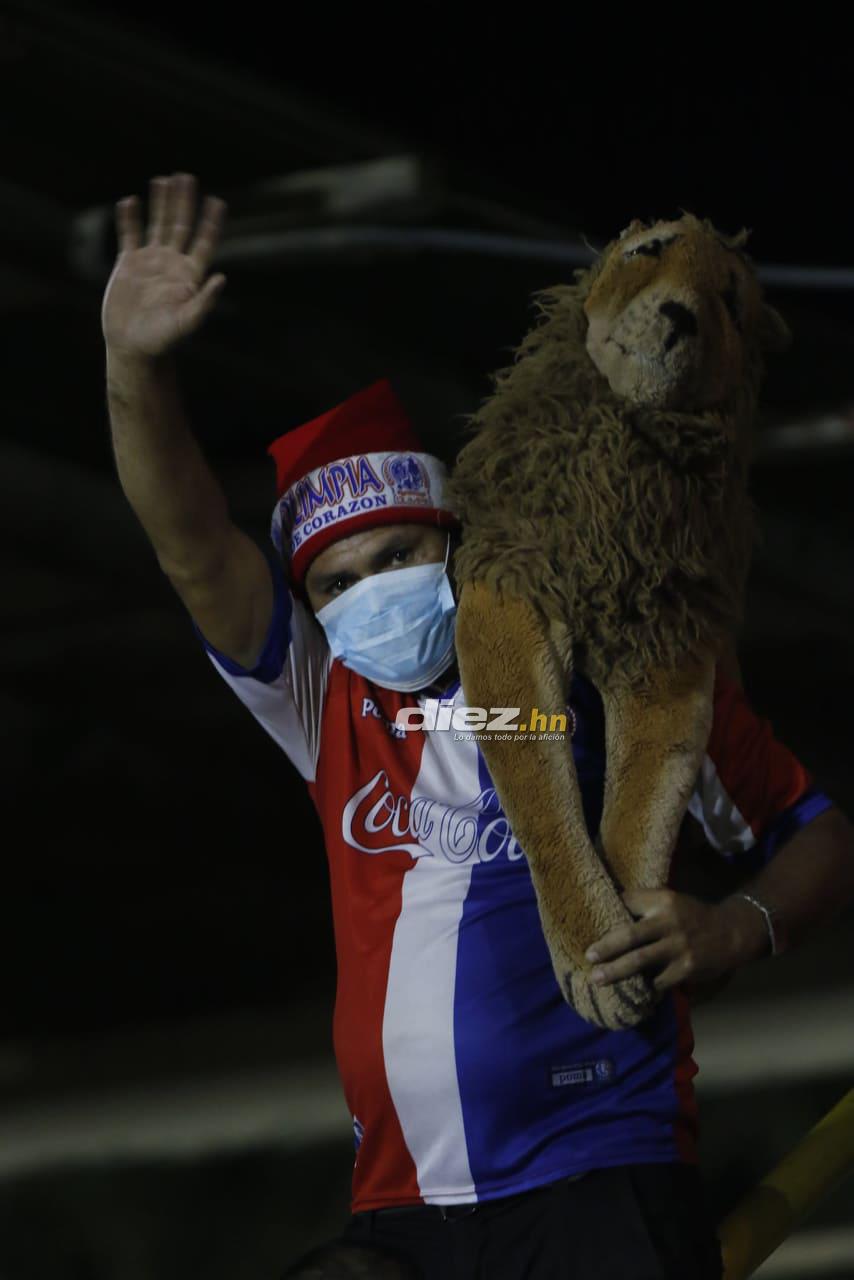 Bonito ambiente en El Progreso: Olimpia llega al estadio Micheletti y reciben con flores a Lavallén y Eddie Hernández