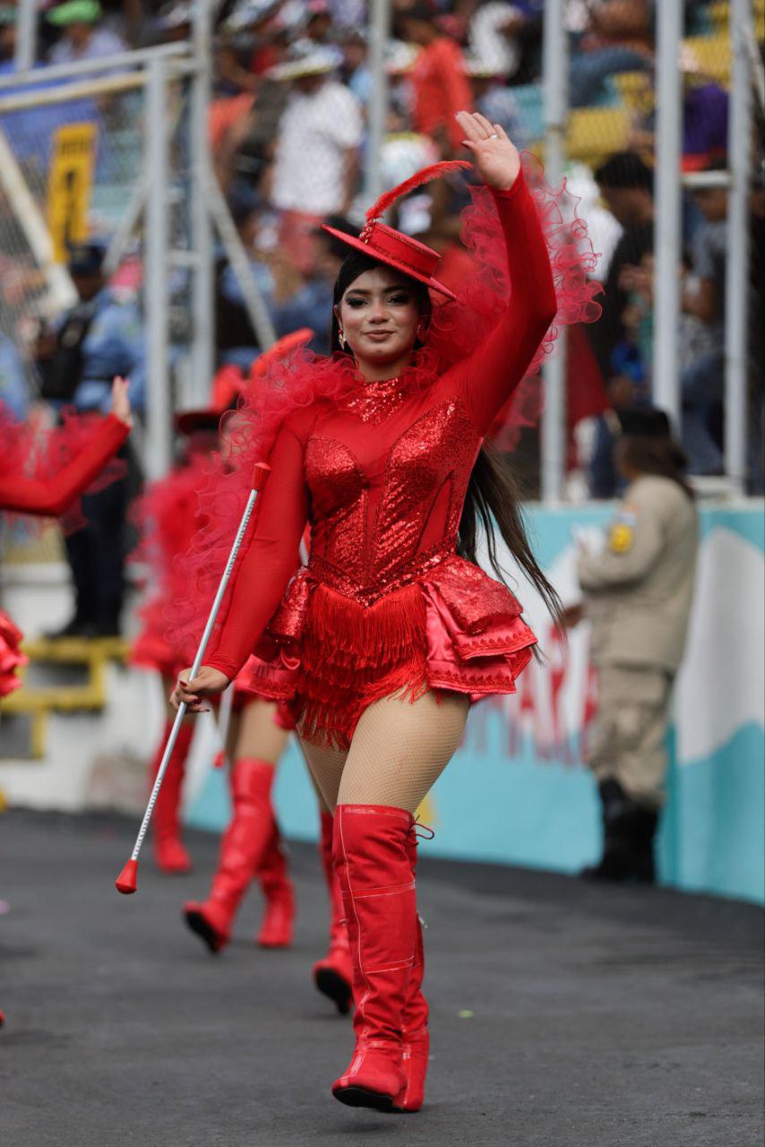¿Quién es la palillona de rojo? Hermosas deleitan en los desfiles del 15 de septiembre en Honduras