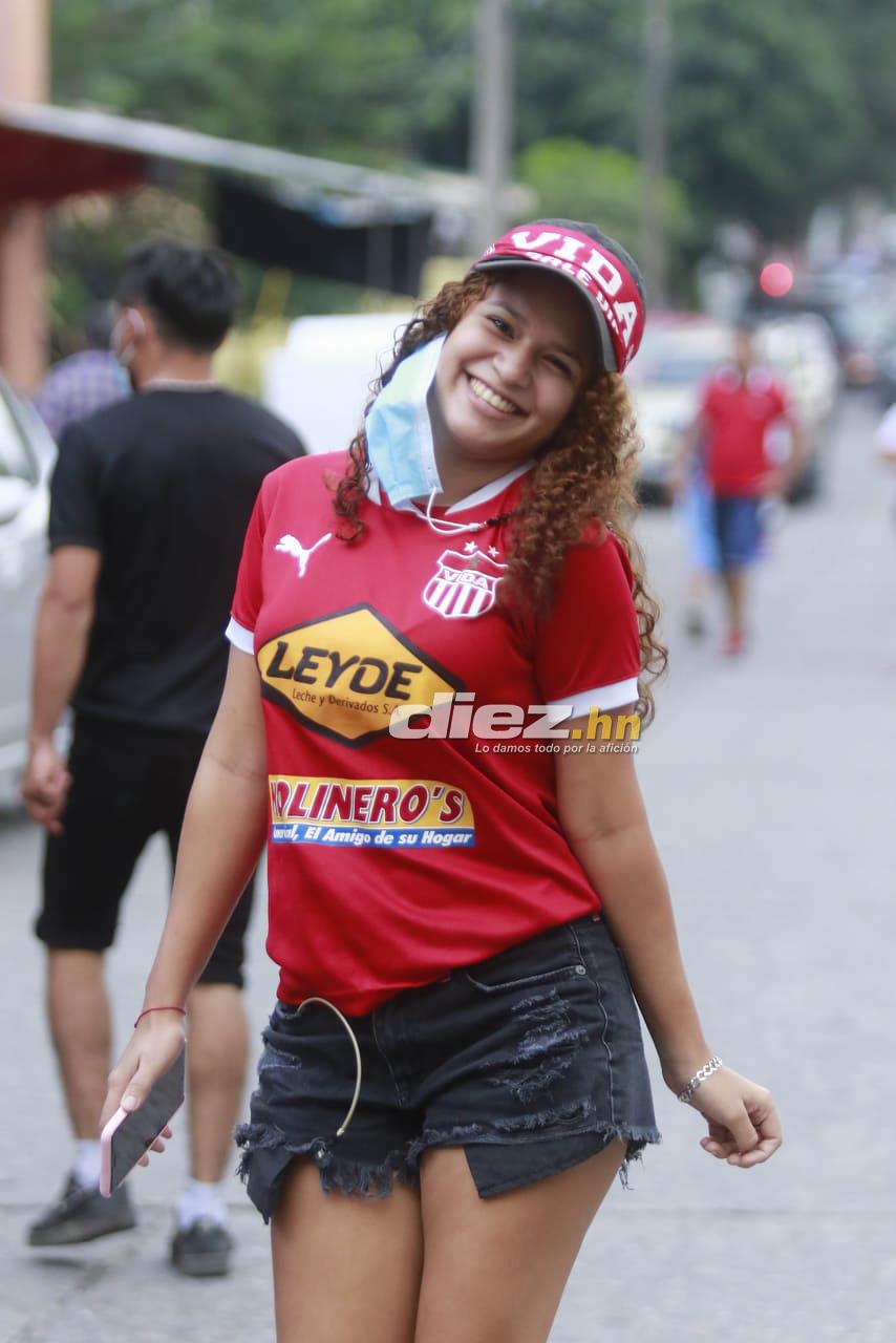 Ambientazo en La Ceiba: Aficionado regala su hermana a Luis Palma y la llegada de la Ultra Fiel