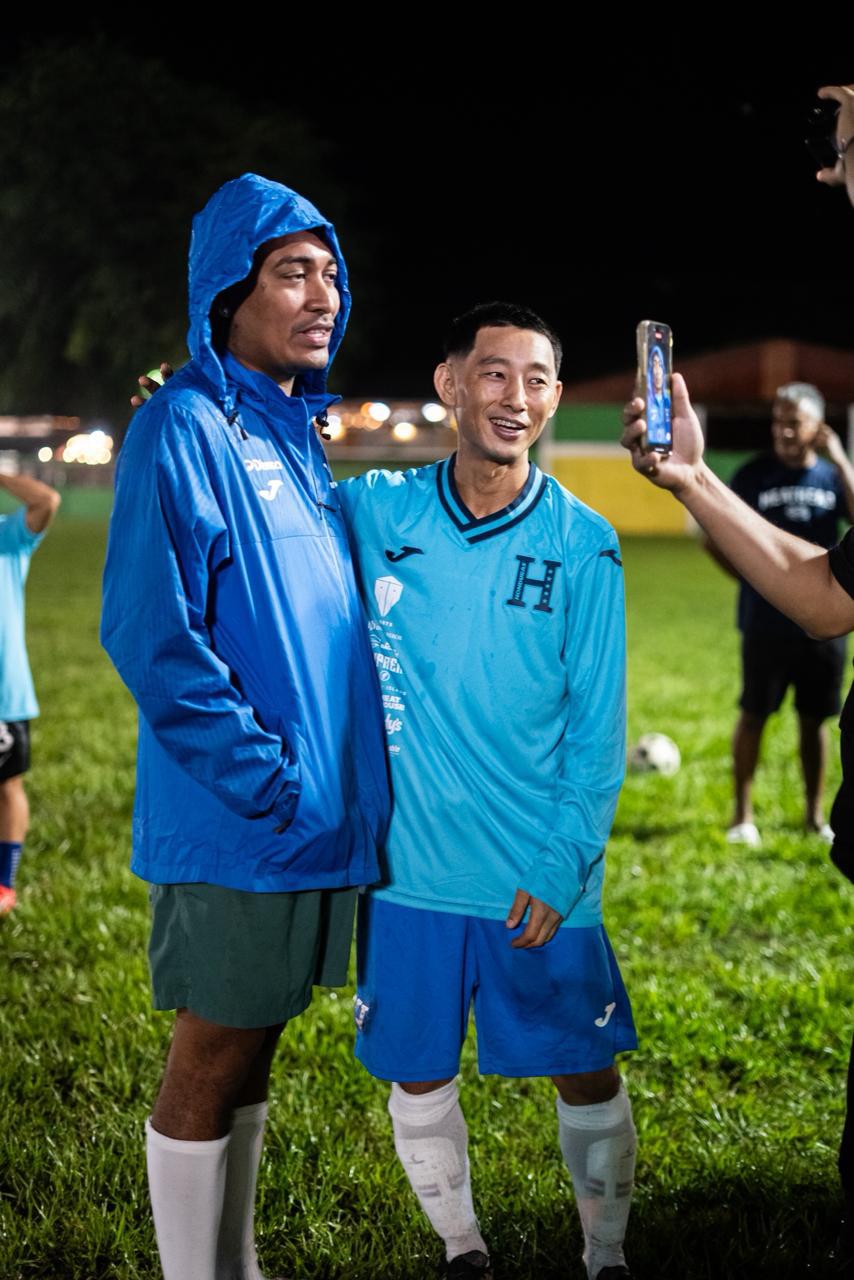 Supremo aparece de rodillas en el Municipal Ceibeño y Shin Fujiyama sorprende: concentración de los tiktokers de Honduras