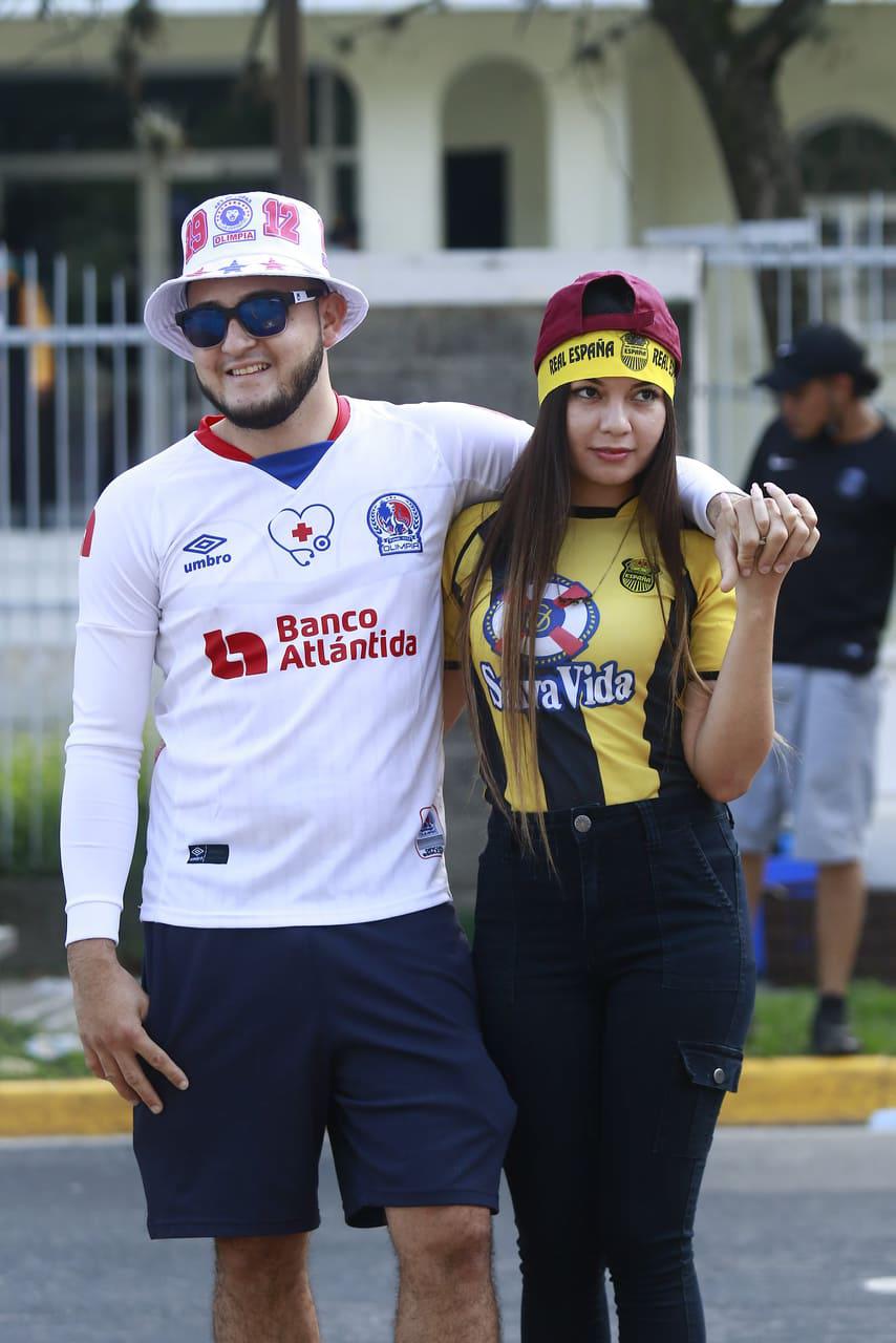 Tremendo show de entretiempo y duelo de bellezas: lo que dejó la final de Real España ante Olimpia en el Morazán