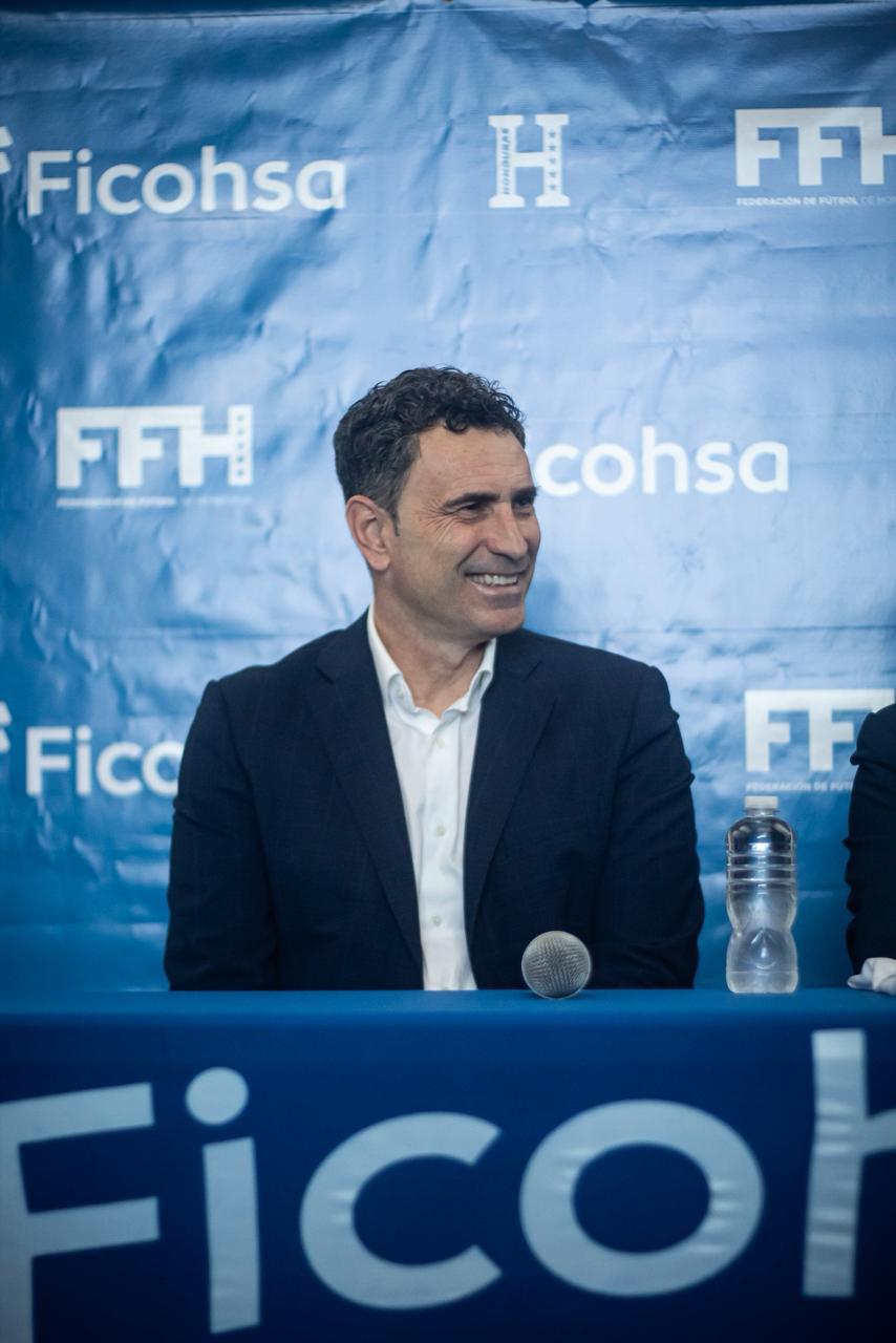 El momento incómodo de Francisco Molina en su presentación como técnico y la única persona que lo acompaña en Honduras