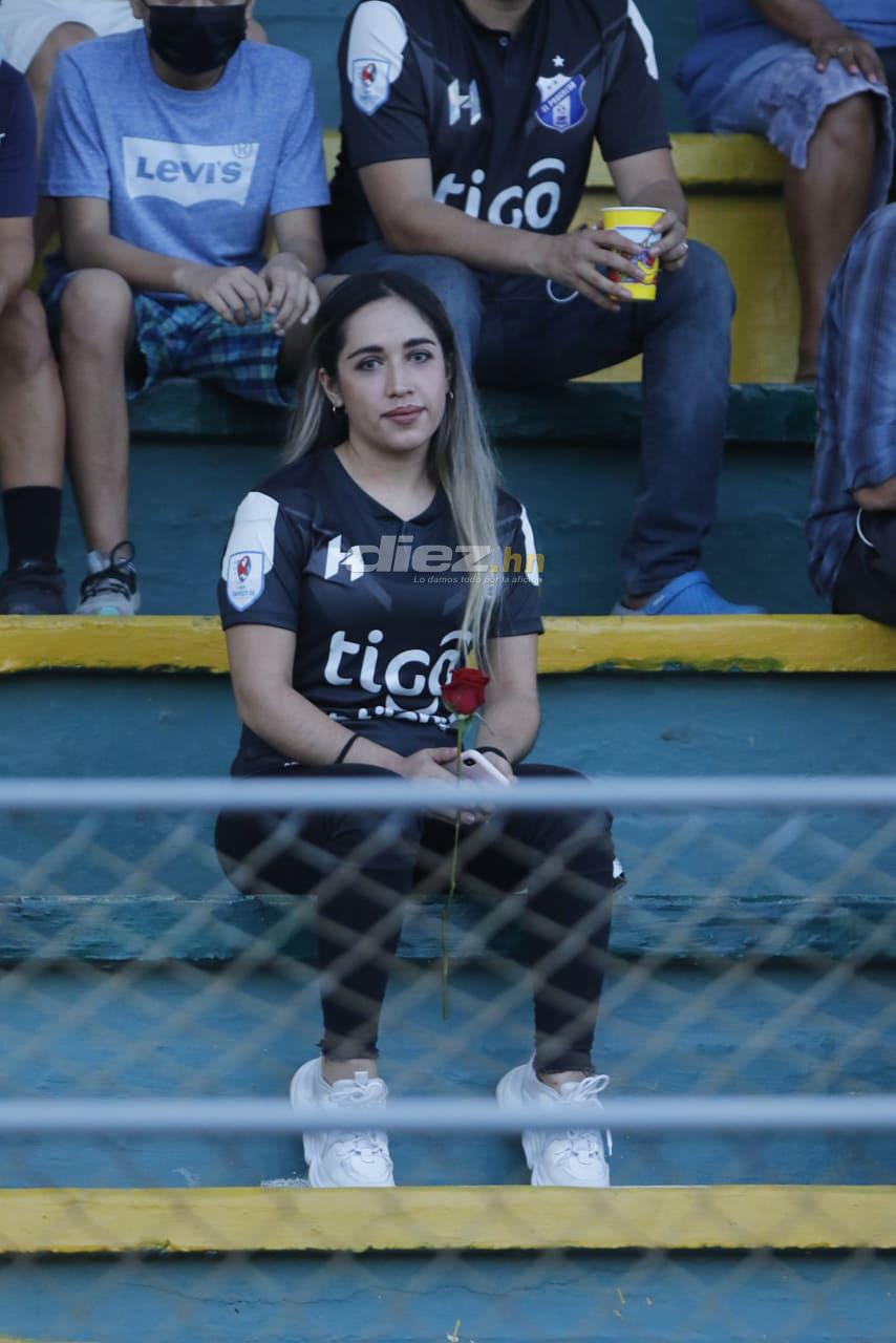 Bonito ambiente en El Progreso: Olimpia llega al estadio Micheletti y reciben con flores a Lavallén y Eddie Hernández