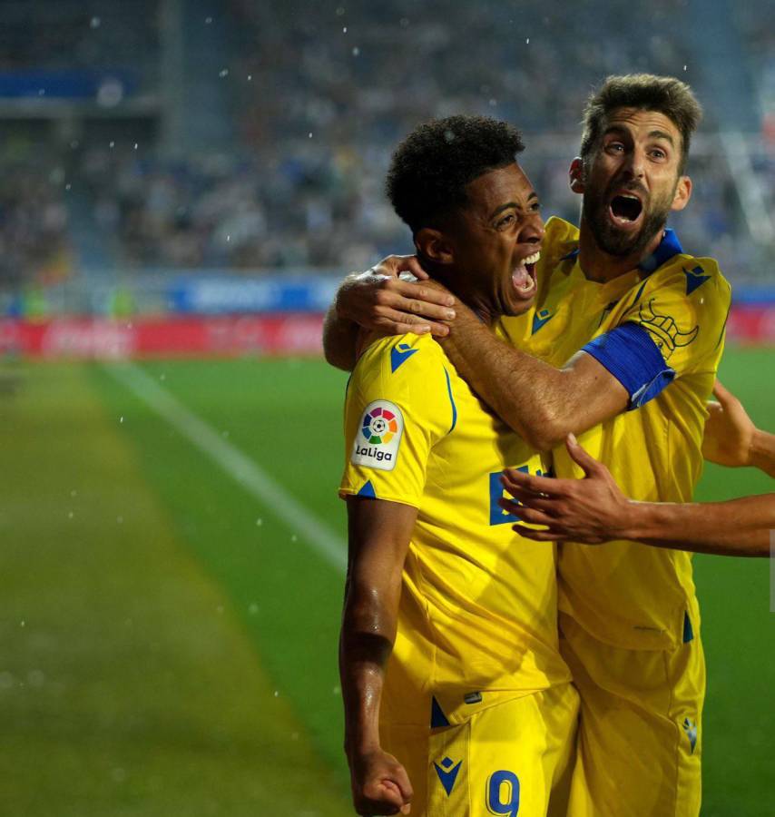 Pone en alto la bandera de Honduras y le dan tremendo beso: Así celebró el Choco Lozano la salvación del Cádiz en la Liga Española