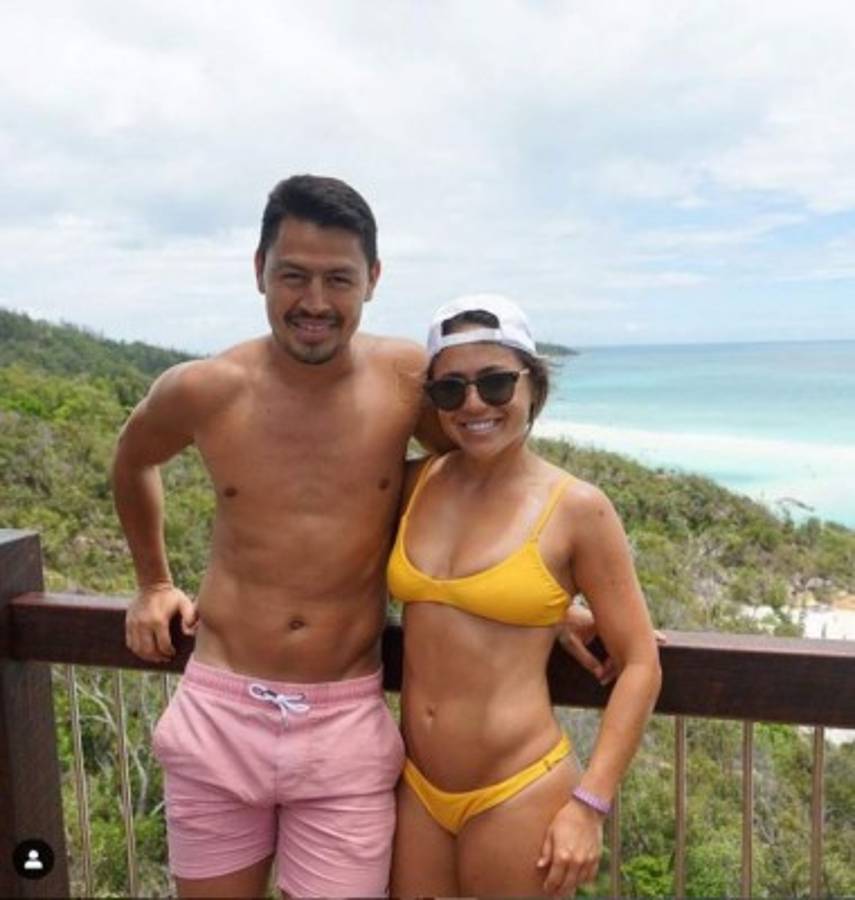 El mediocampista Roger Espinoza anuncia compromiso matrimonial con guapa futbolista en EUA