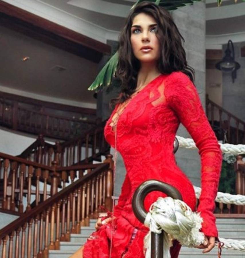 ¡Hermosa! Lorena Bernal, la guapa esposa del candidato a asumir el banquillo del Arsenal