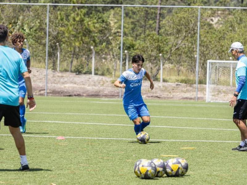 Ángel es un mediocampista ofensivo que llenó el ojo de los entrenadores de las selecciones menores de Honduras.