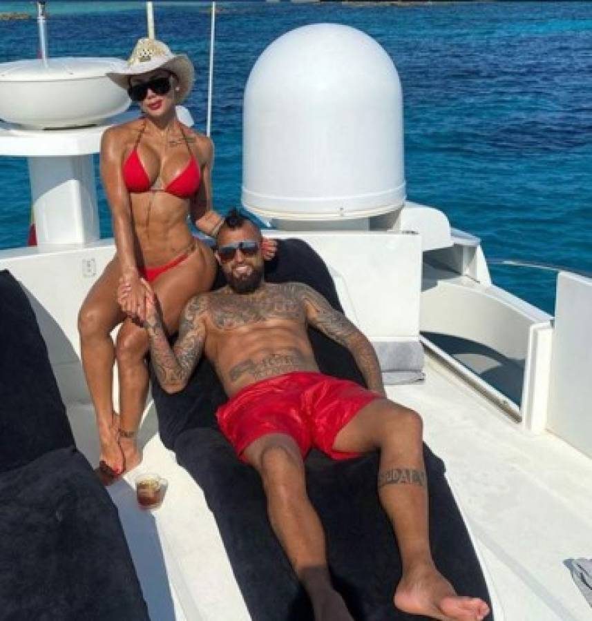 Sol, arena, playa y derroche de belleza de la esposa de Arturo Vidal en sus vacaciones en Ibiza