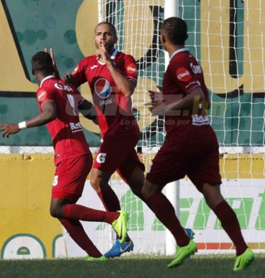 NO VISTE EN TV: El festejo de Platense y Diego Vazquez terminó bañado