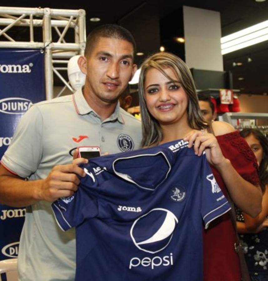 Aficionados abarrotaron llegada de Motagua a San Pedro Sula