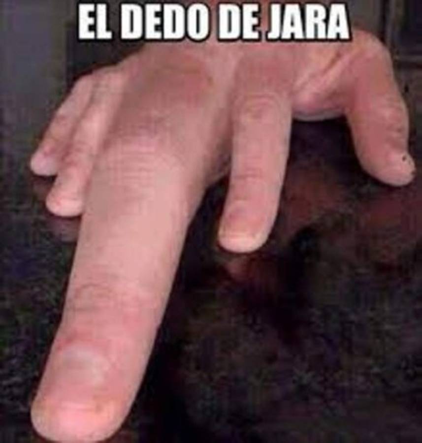 Los memes que dejó el dedazo de Jara a Cavani en el Chile-Uruguay