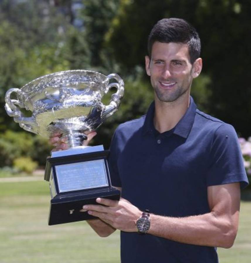 Novak Djokovic y su sesión de fotos con el trofeo del Abierto de Australia