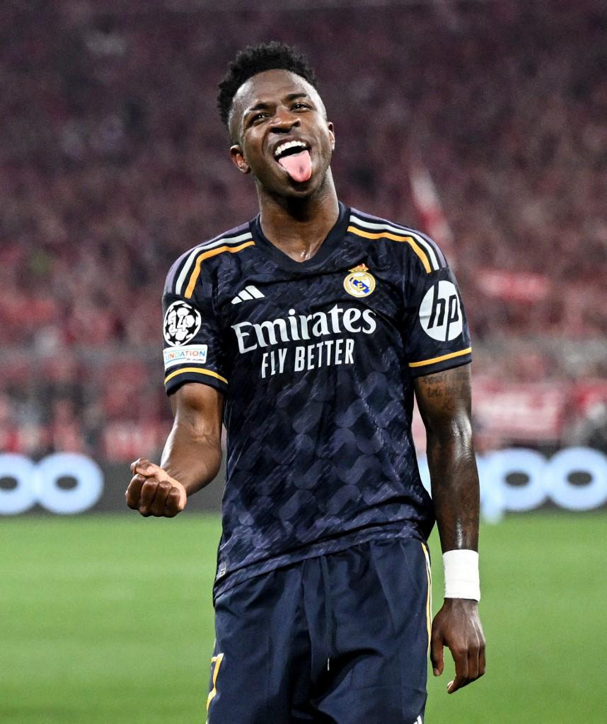 Tchouaméni interrumpe a Müller, Vinicius se divierte ante Bayern y las bellas chicas apoyando al Real Madrid