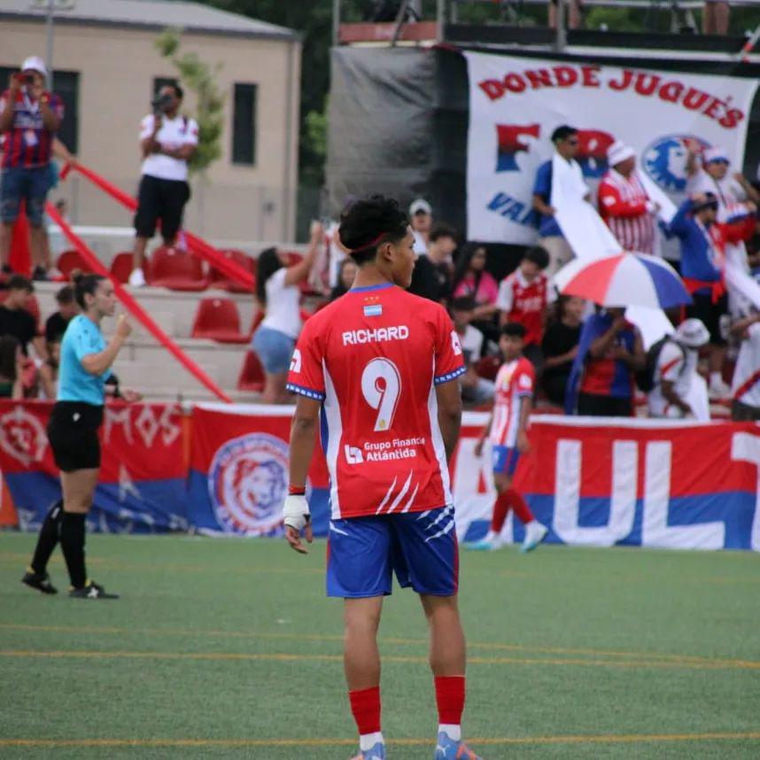 Richard Martínez se desempeña como delantero y se terminará de formar en el Girona de España.