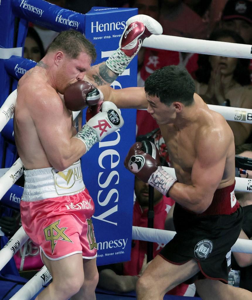 Canelo Álvarez levantó al ruso Bivol en pleno combate y quiénes eran las bellas mujeres que estaban en la segunda fila