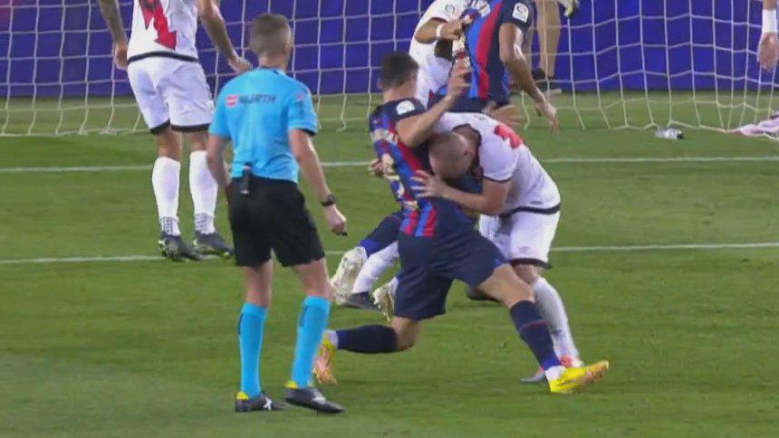 El gesto de Lewandowski tras terminar el partido y codazo de Busquets a Falcao; así fue el penal que pidió todo el Barcelona