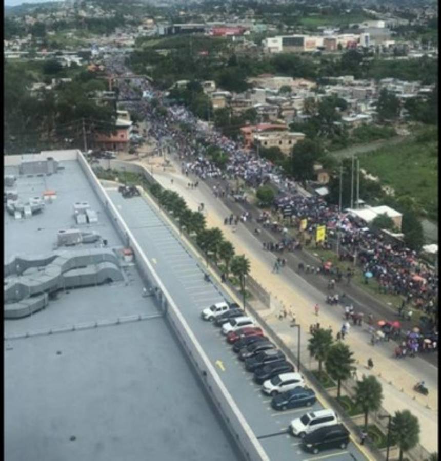 Honduras: Bombas lacrimógenas, piedras y llantas quemadas en las protestas  