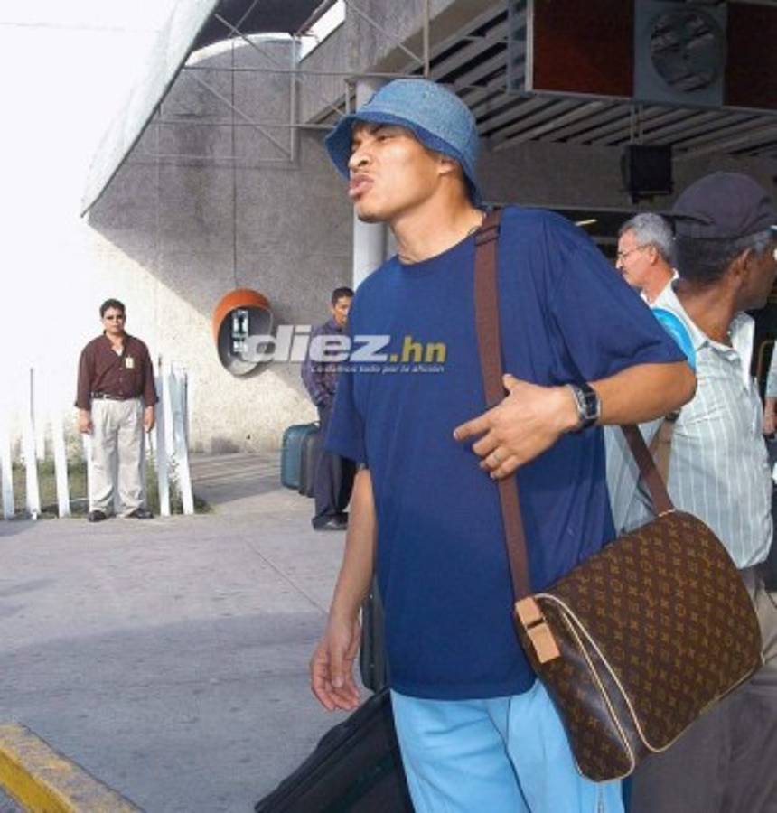 Los celulares, lentes, bolsos y ropa... ¡Así era la moda de los futbolistas hondureños hace una década!