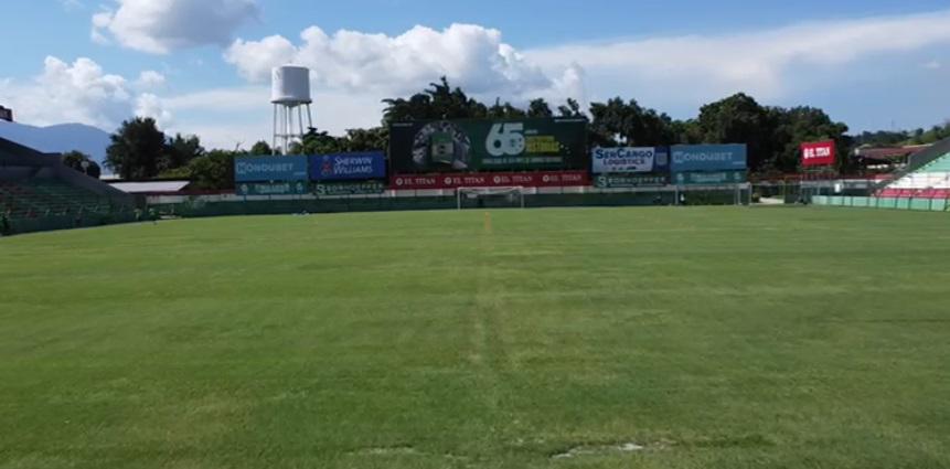 ¡Quedará como alfombra! El Estadio Yankel Rosenthal presenta avances significativos en el cambio de su engramillado