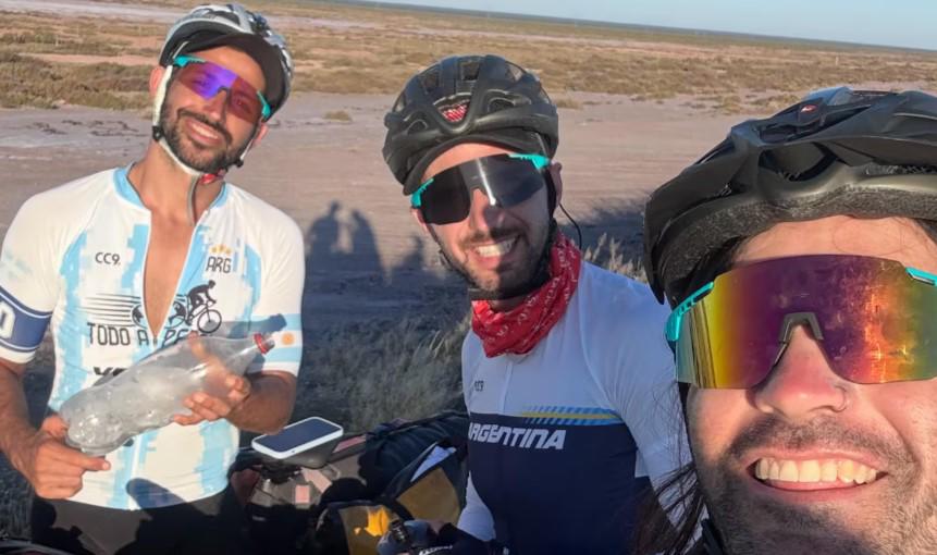 Pedaleó por 11 países para llegar al Mundial y no pudo entrar a USA: el duro motivo