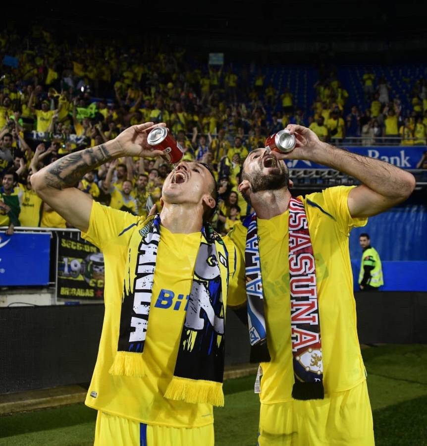 Choco Lozano como todo un ídolo: Así fue la “loca” celebración de los jugadores del Cádiz con su afición