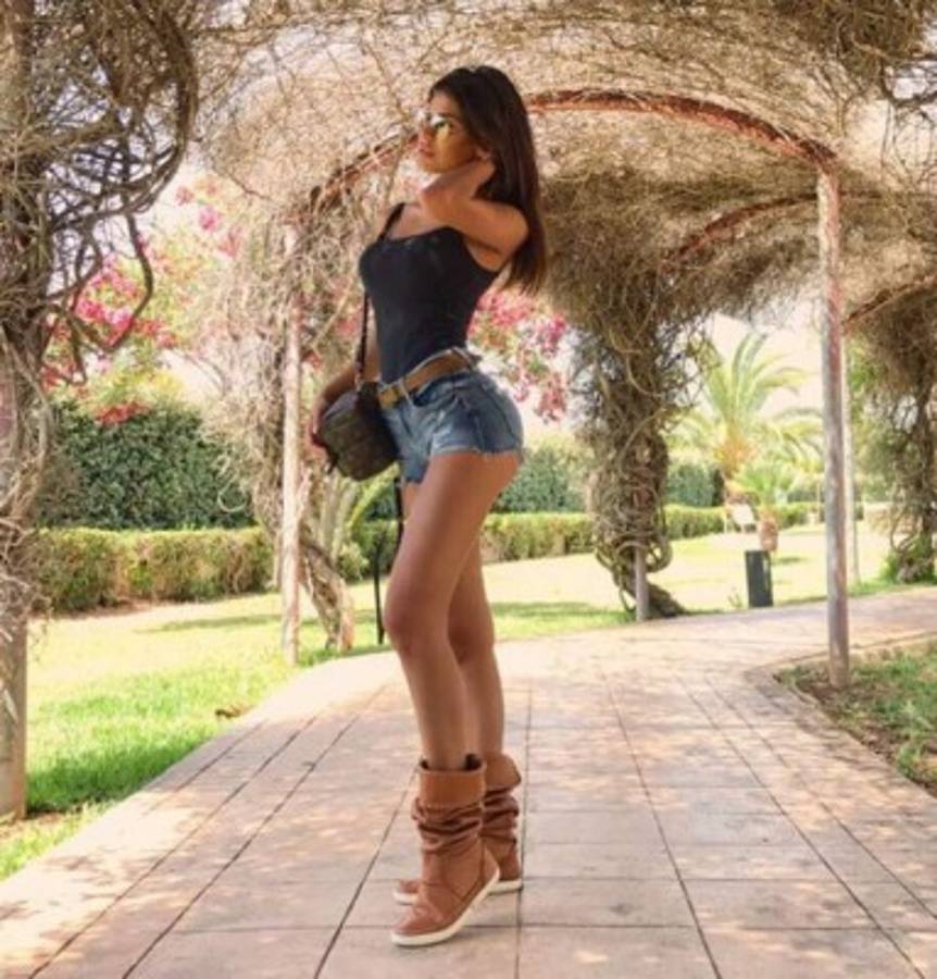 Qué belleza: Descubren la identidad de la mujer que fue captada con Courtois en Ibiza