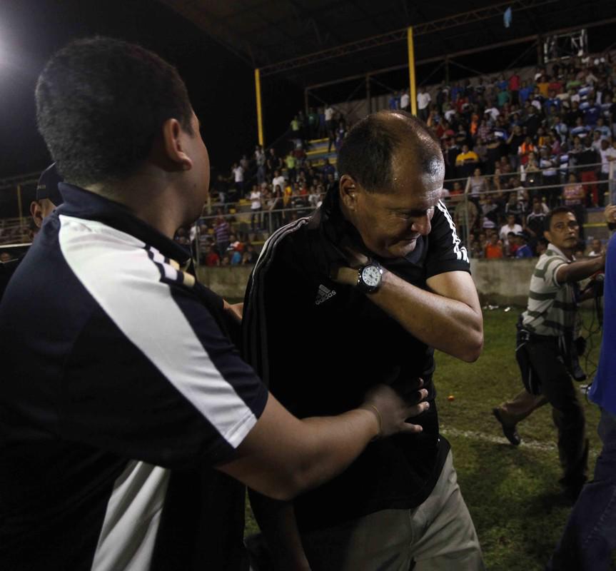 ¡Piedras, bengalas y morteros! Las agresiones se han visto en el fútbol hondureño en los últimos años