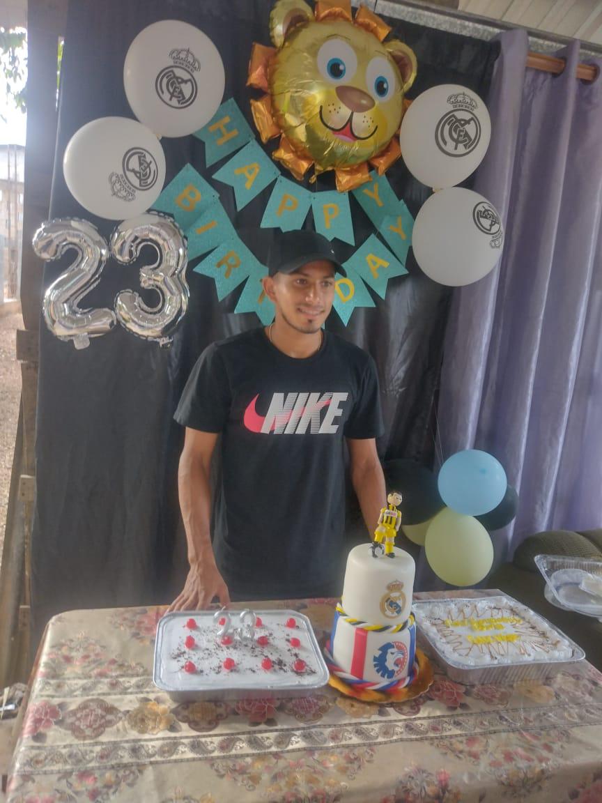 ¡De DIEZ! Entre piñatas y pastel celebró Edwin Rodríguez junto a la familia su cumpleaños anticipado y por el viaje a Grecia