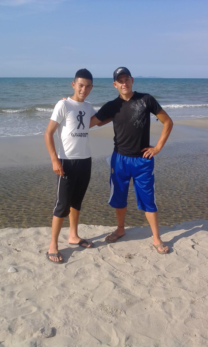 Con machete en mano y cultivando piña: Así es la vida fuera de las canchas de Francisco Martínez y su hermano árbitro