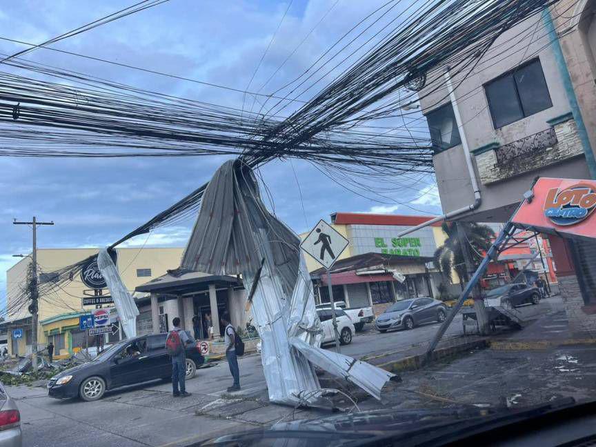 Informe especial: Puerto Cortés fue golpeado por fenómeno natural y así quedaron sus calles: “Perdimos nuestros techos”