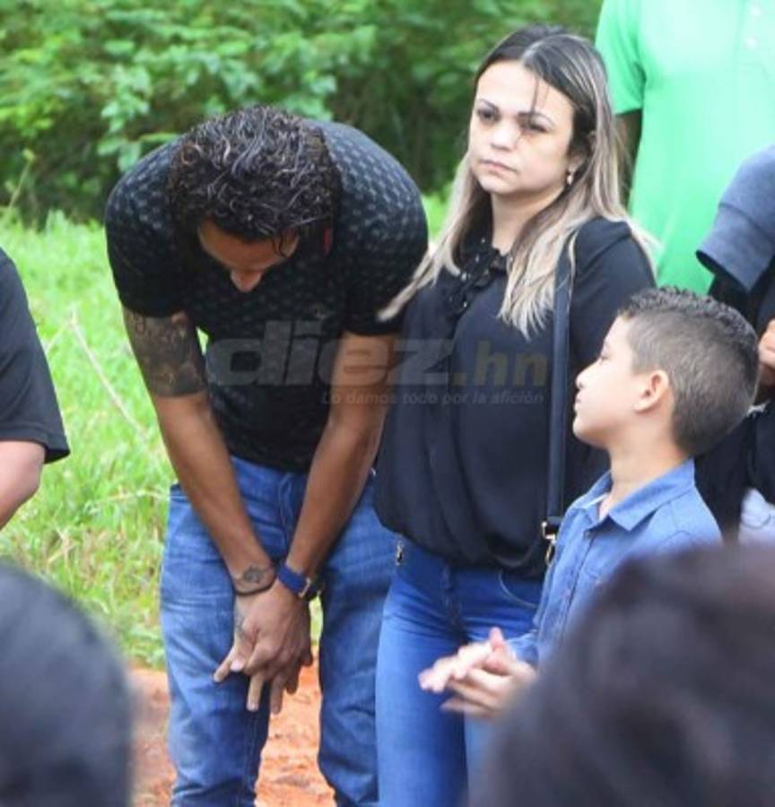 Las desgarradoras imágenes del sepelio de la madre de Kevin Hernández