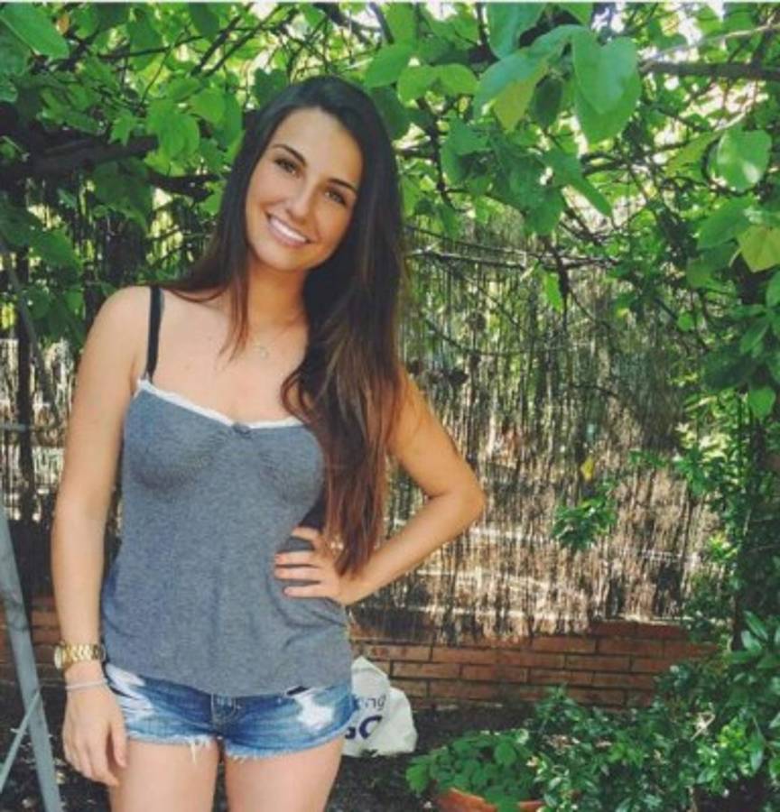 Adriana, la espectacular novia de Theo Hernández que es 'antimadridista'