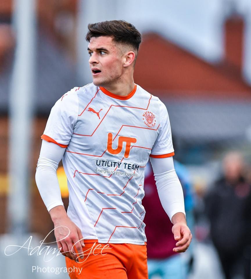 ¿Quién es y dónde juega? El primer futbolista europeo activo en declarse abiertamente gay: solo tiene 17 años