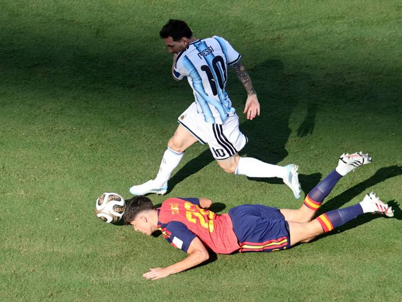 Pau Cubarsi jugándose el físico en una acción con Lionel Messi a quien mantuvo a raya durante la gran final.